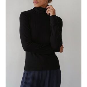 Donni. Baby Rib Turtleneck in Jet Size Medium